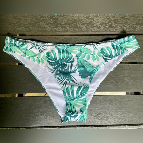 SHEKINI Bikini wrap top, ties in back beautiful color. Bottoms white with plants - Picture 6 of 8